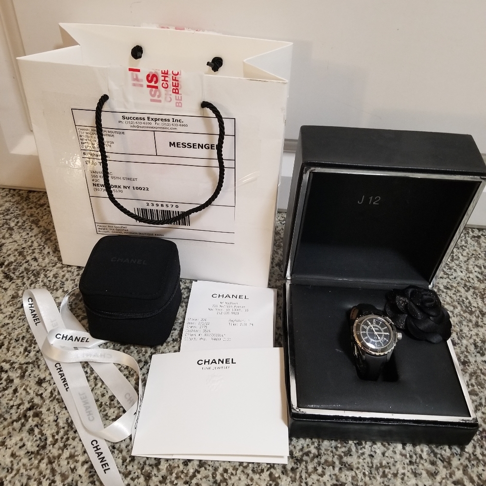 Chanel Iconic J12 Quartz 33mm watch - Picture 14 of 16